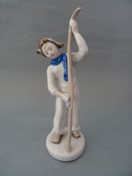 LFZ - Zēns ar slēpēm, porcelāns, h 24 cm