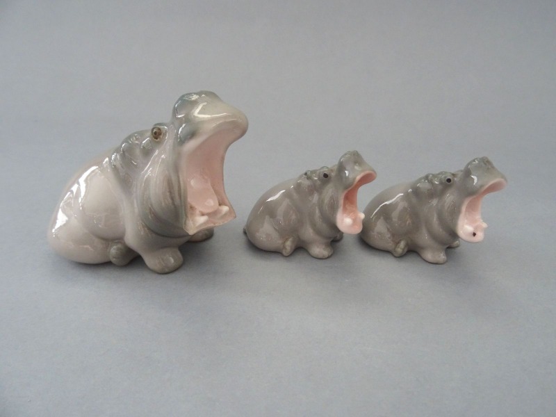 LFZ - Hippopotamus family, h 6cm h 4 cm one hippo with defect