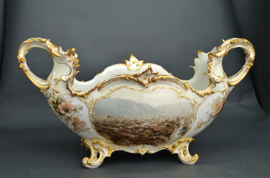 Porcelāna terīne ar ainavas gleznojumu