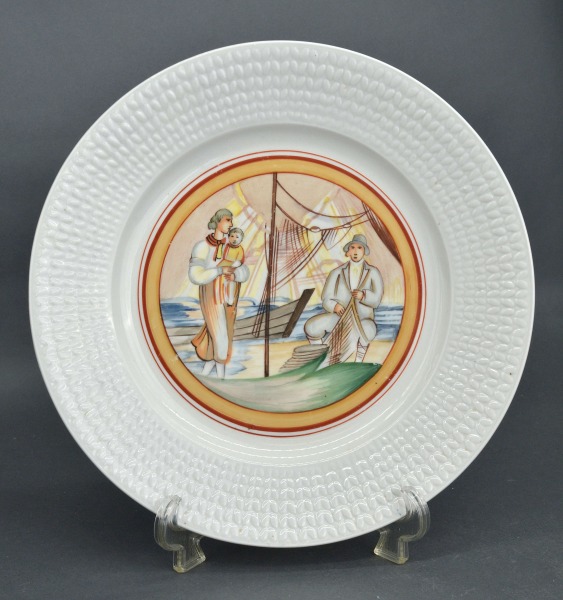 Фарфоровая тарелка по эскизу Романа Суты. Сцена из жизни рыбаков
